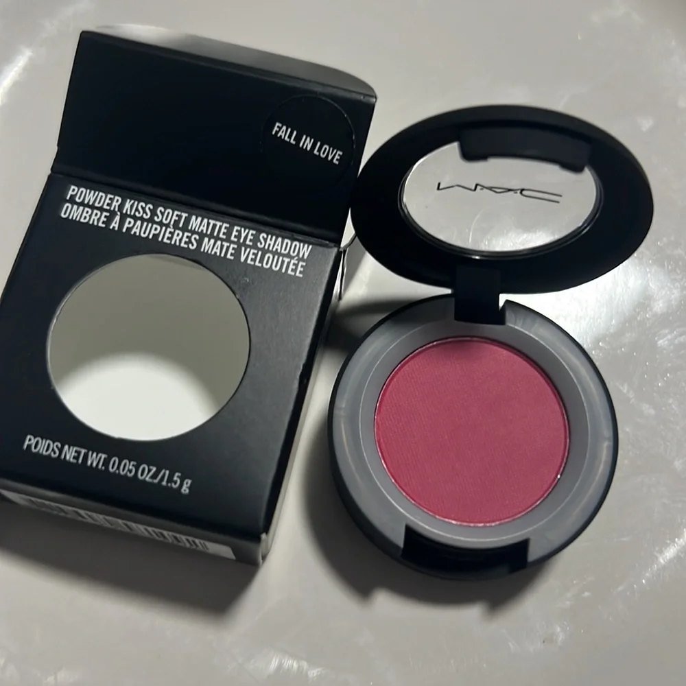 💕🌙Mac Fall In Love Powder Kiss Eyeshadow